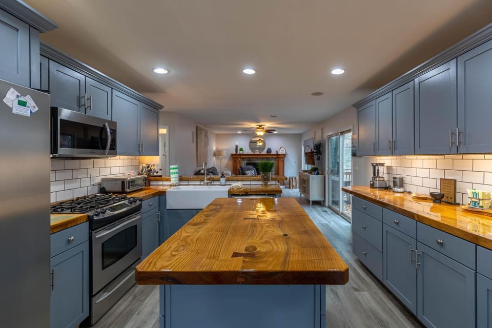 Peaceful Wood Haven at Mill Ridge House in Watauga