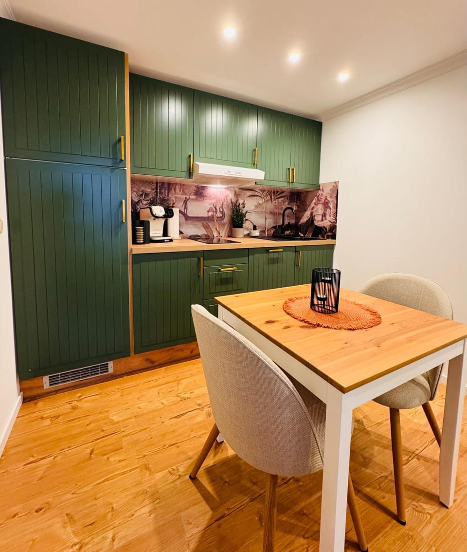 Coffee/tea facilities, Kitchen or kitchenette, Dining area, minibar, stove
