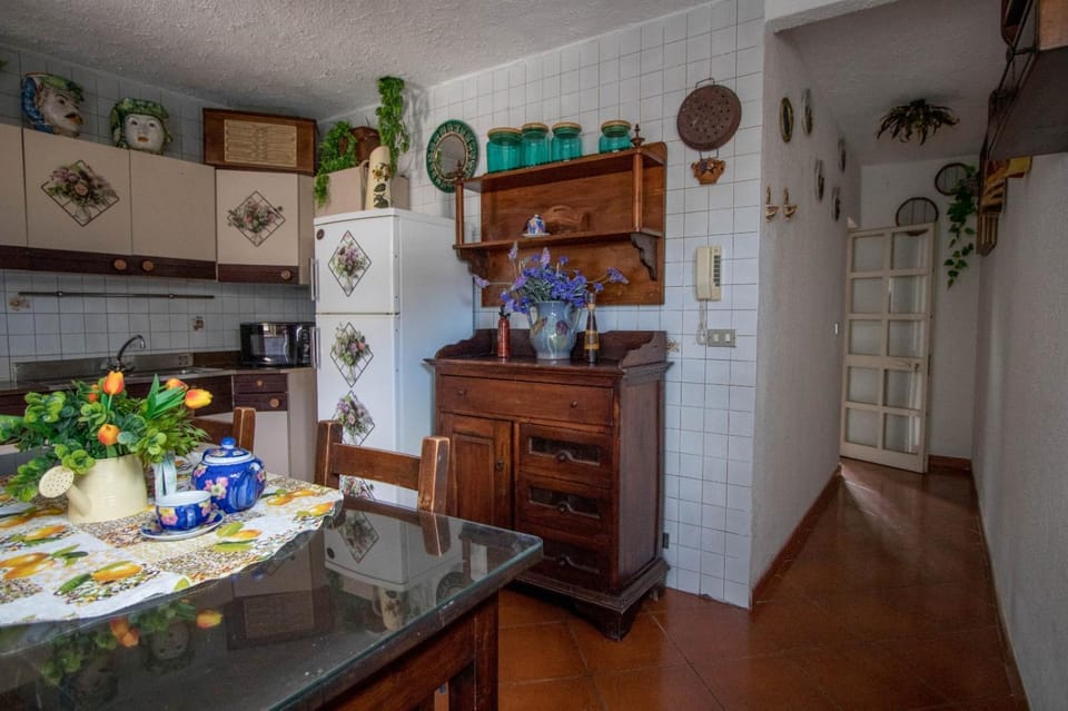 Kitchen or kitchenette, Food and drinks, Dining area, stove