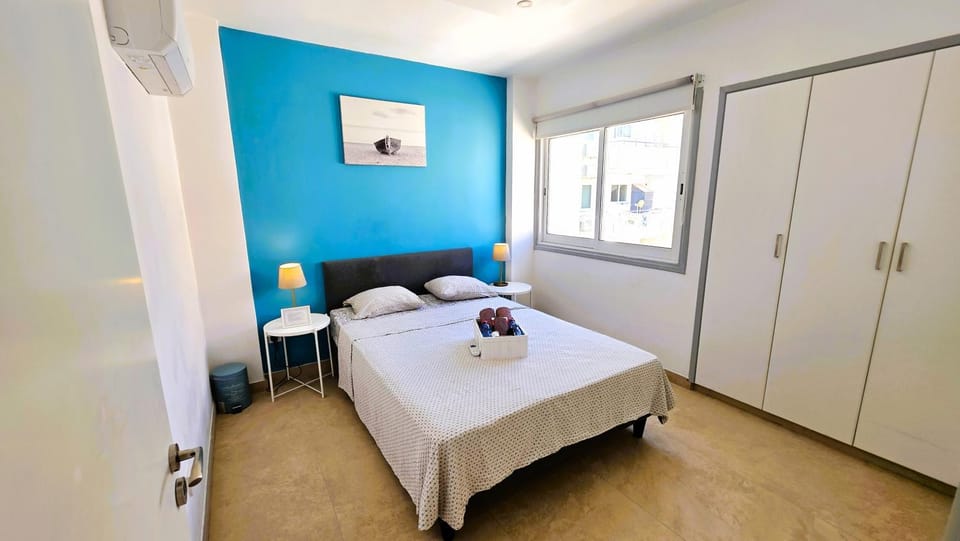 Bed, Bedroom, towels, wardrobe