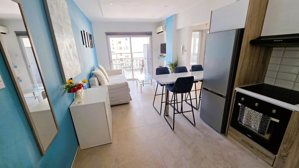 Kitchen or kitchenette, Living room, Seating area, Dining area, stove