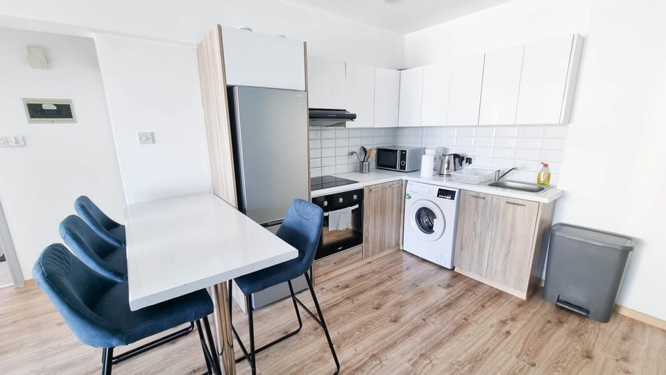 Kitchen or kitchenette, Dining area, minibar, pet friendly, washing machine