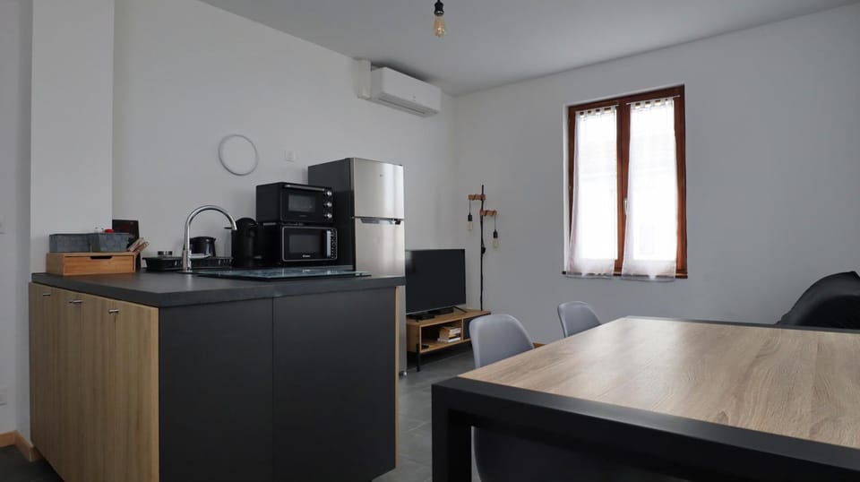 Kitchen or kitchenette, Dining area