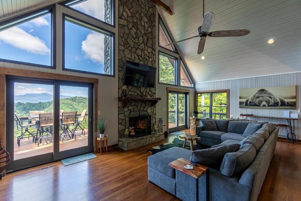 Rockcliff Retreat House in Caldwell