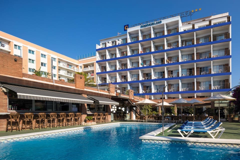 Restaurant/places to eat, Facade/entrance, Lounge or bar, Sea view, Swimming pool