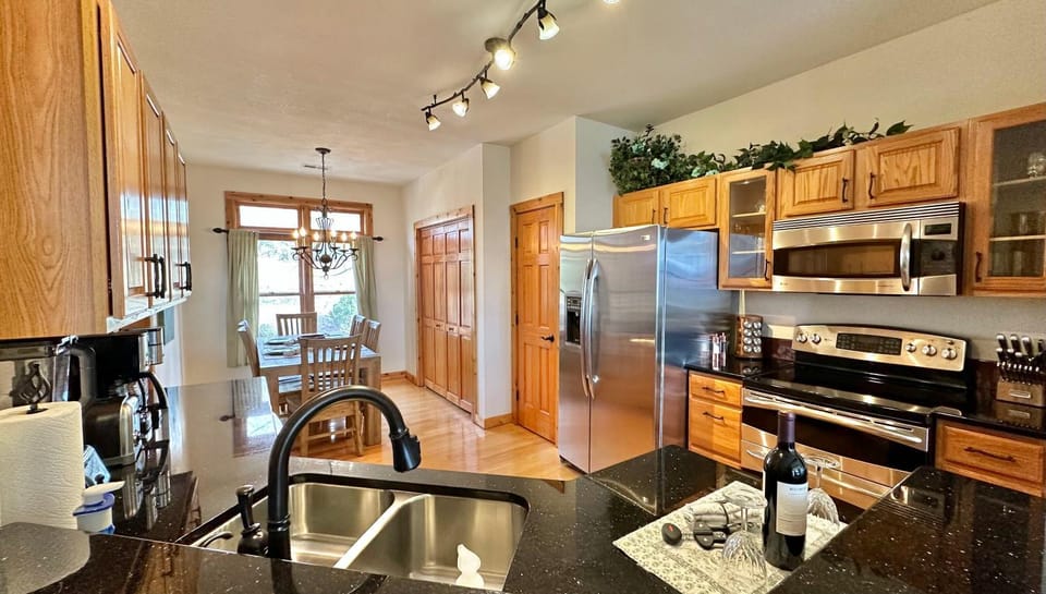 Kitchen or kitchenette, Dining area, dishwasher, minibar, oven, pet friendly, stove, toaster
