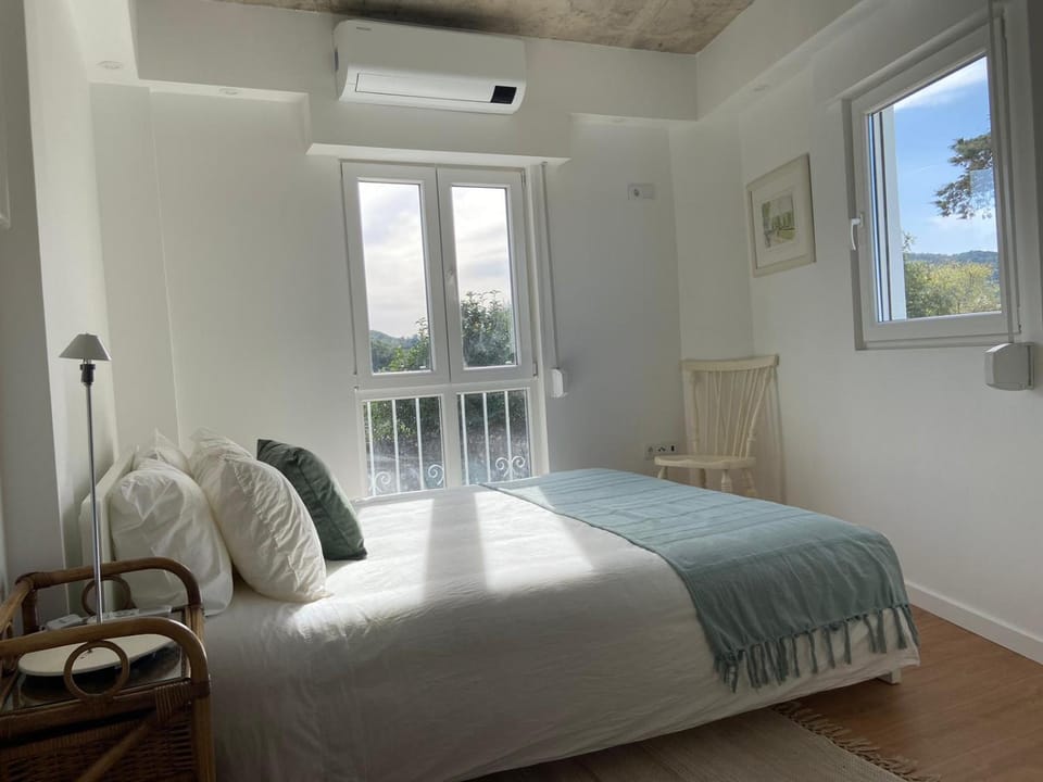 Bed, Bedroom, air conditioner