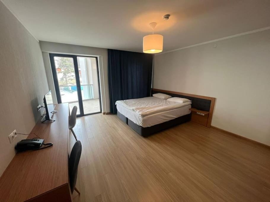 Bed, Photo of the whole room, hair dresser