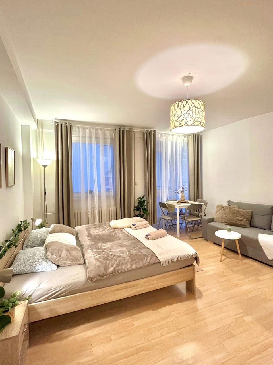 Bed, Living room, Seating area, Bedroom