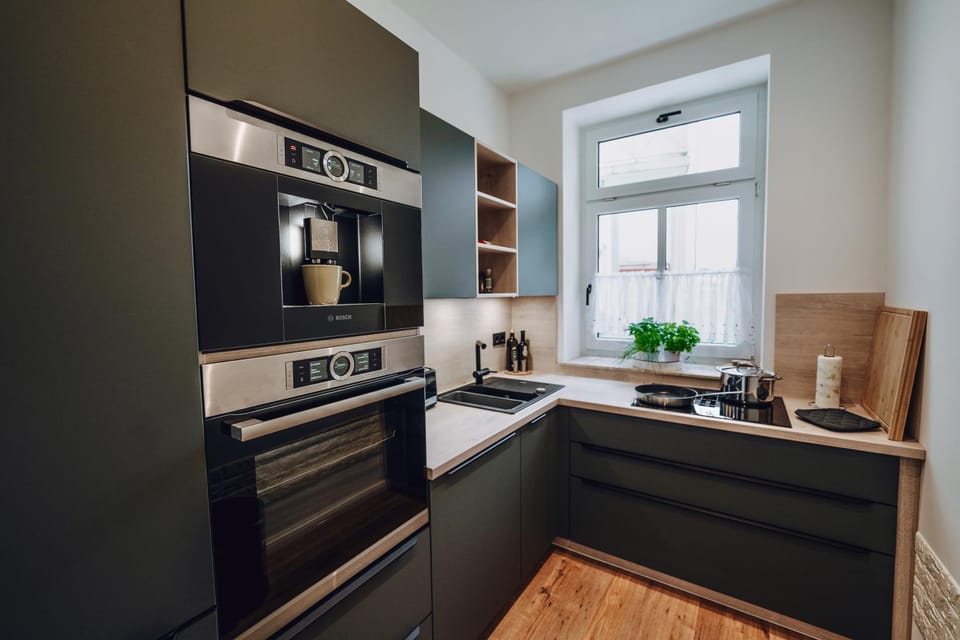 Coffee/tea facilities, Kitchen or kitchenette, dishwasher, oven, stove, toaster