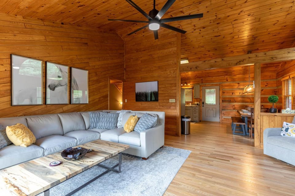Horse Valley Lodge House in Brushy Fork