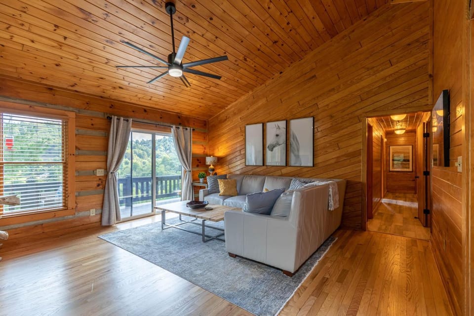 Horse Valley Lodge House in Brushy Fork