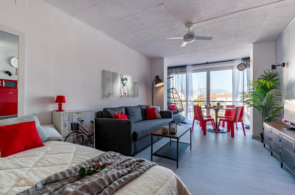 Estudio en 1ª linea con vistas al puerto deportivo by InsideHome Apartment in Alt Empordà