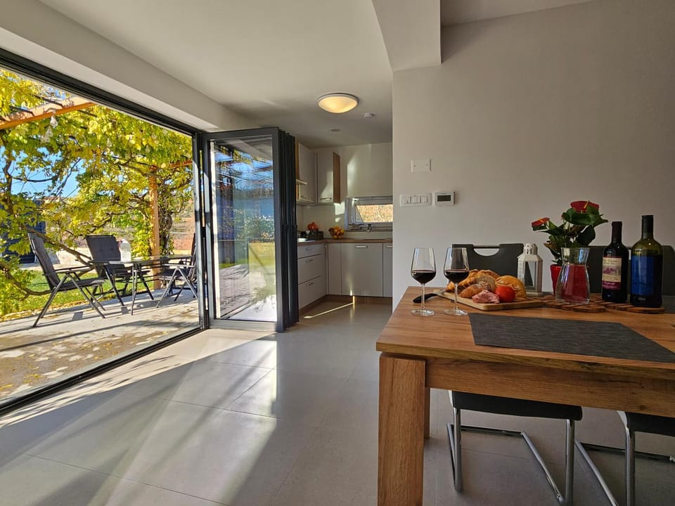 Coffee/tea facilities, View (from property/room), Balcony/Terrace, Food and drinks, Dining area, toaster