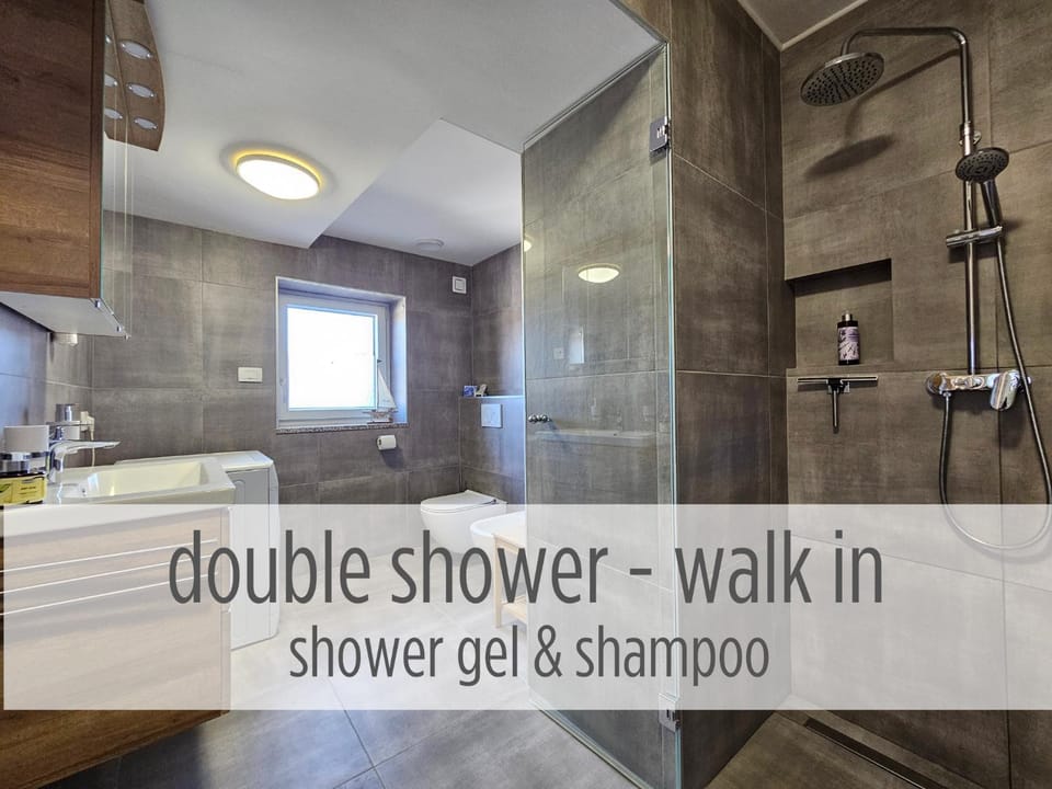 Shower, Bathroom, Facility for disabled guests, bidet, washing machine, acessibility