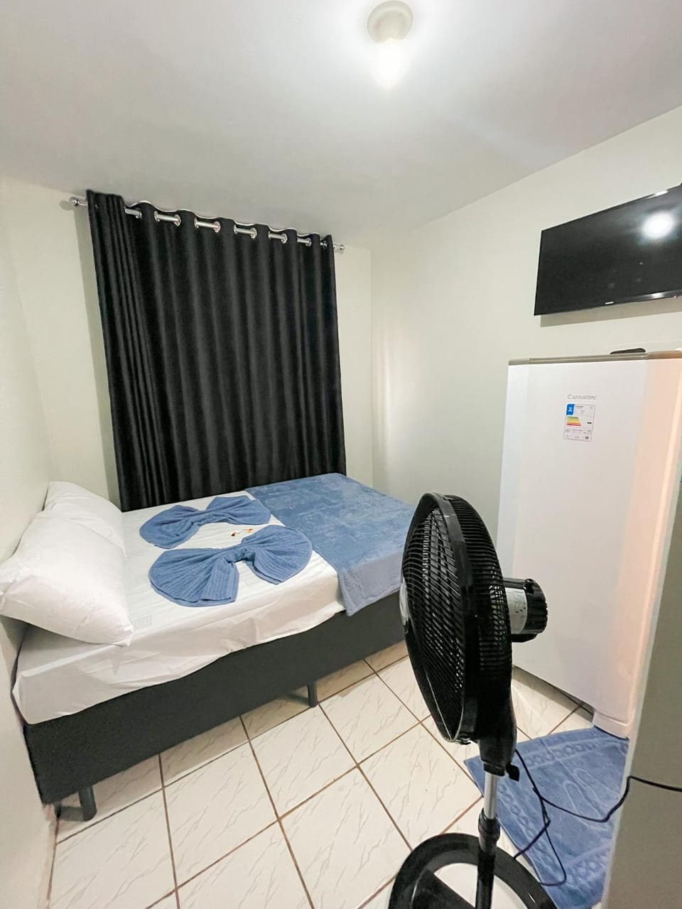Bed, TV and multimedia, Photo of the whole room, Bedroom