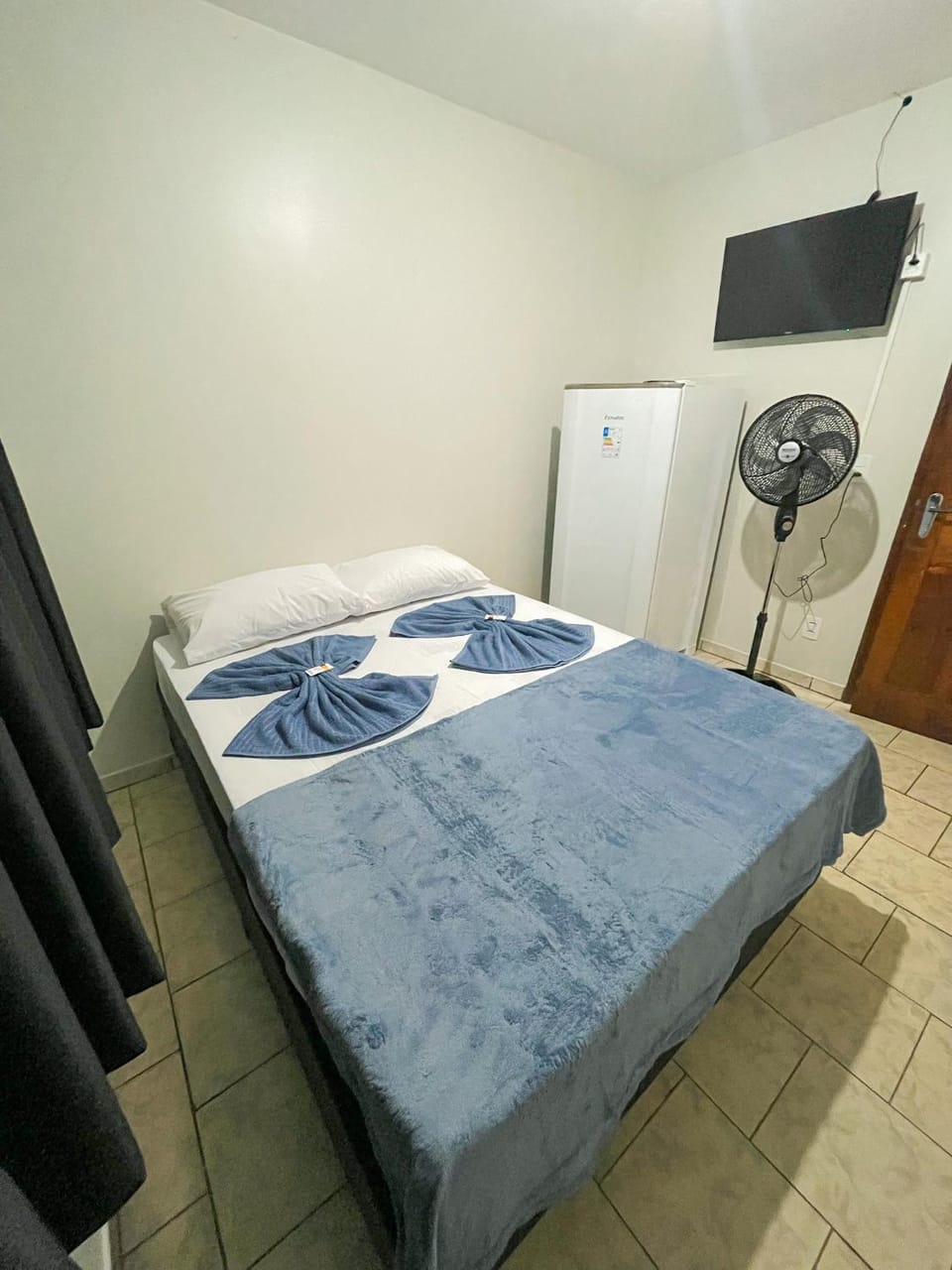 Bed, TV and multimedia, Photo of the whole room, Bedroom, fireplace, oven