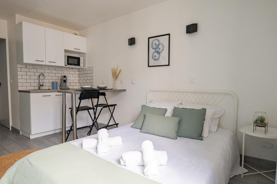 Bed, Kitchen or kitchenette, Photo of the whole room, Dining area, minibar