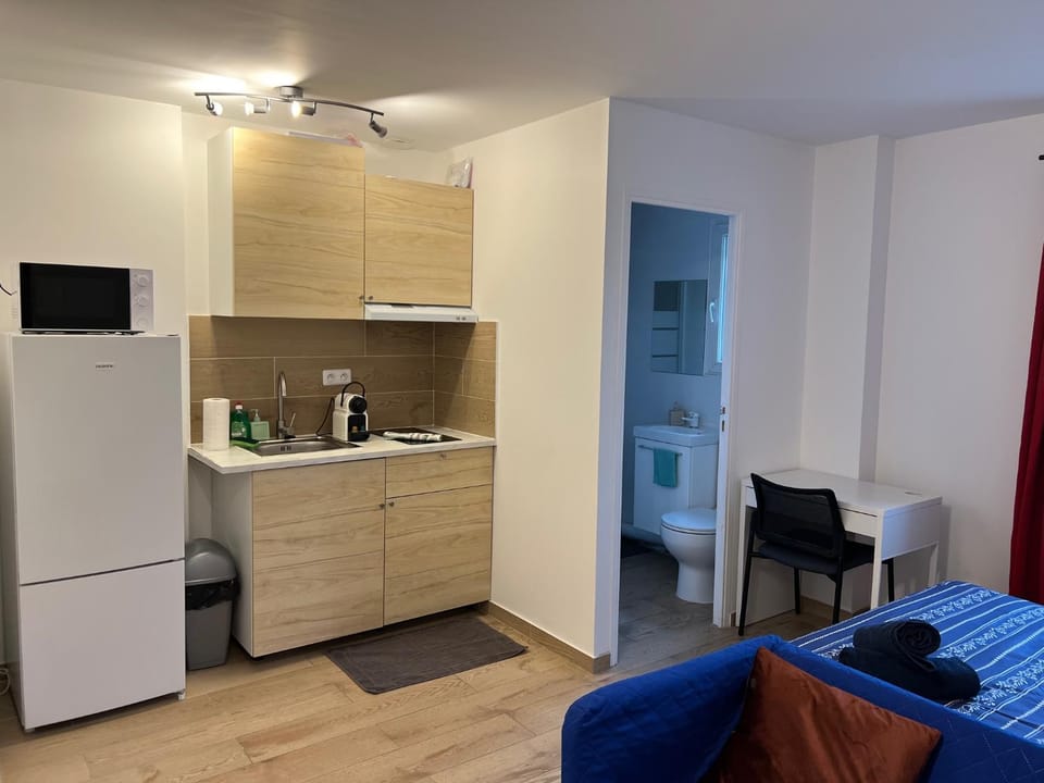 Kitchen or kitchenette, minibar