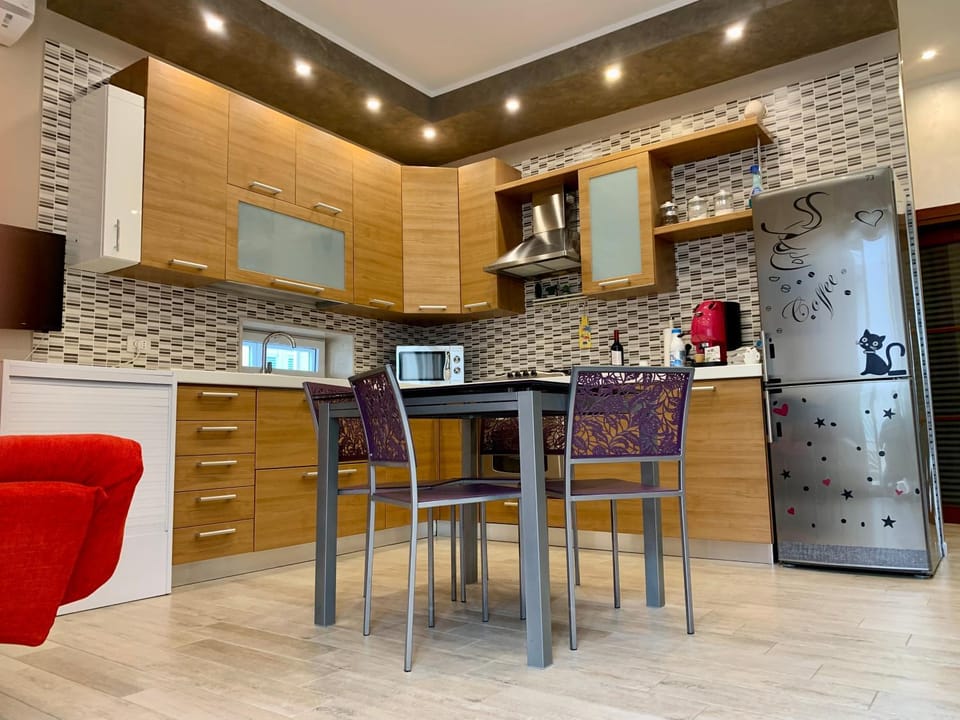 Coffee/tea facilities, Kitchen or kitchenette, Dining area, minibar, oven, pet friendly