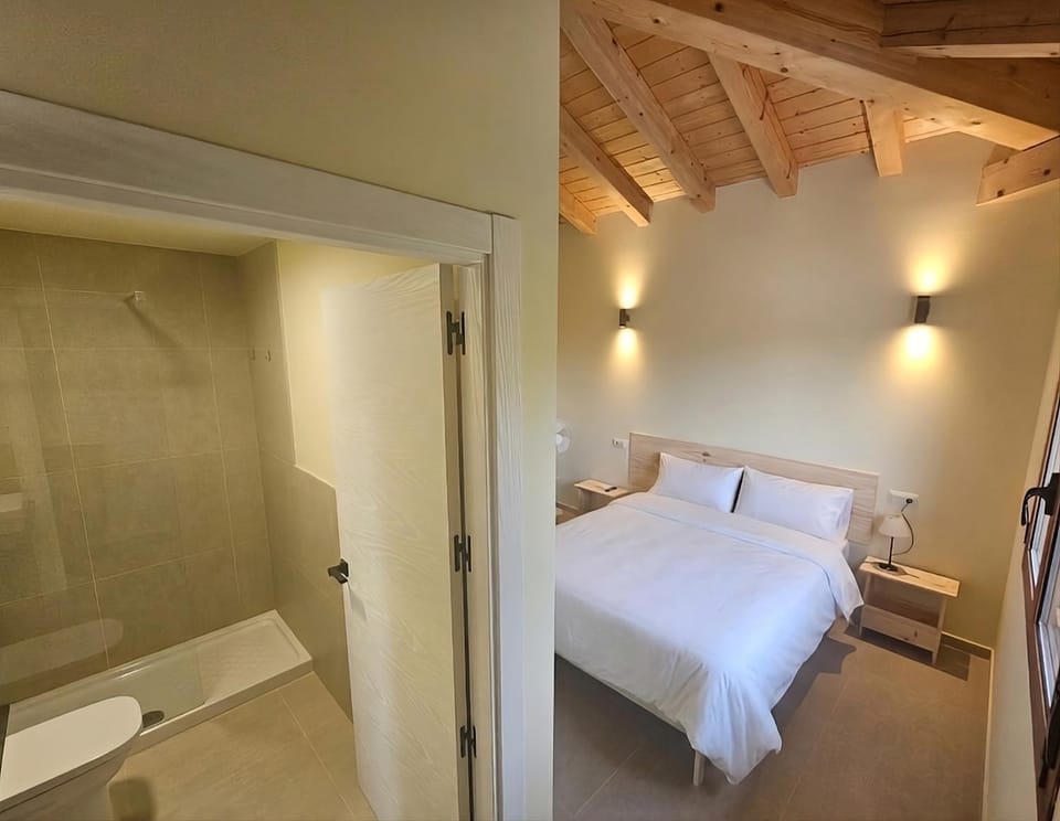 Bed, Bathroom, Photo of the whole room, Bedroom