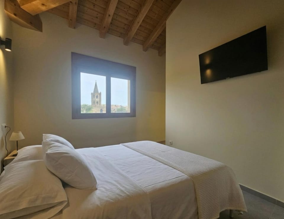 Bed, TV and multimedia, Photo of the whole room, Bedroom