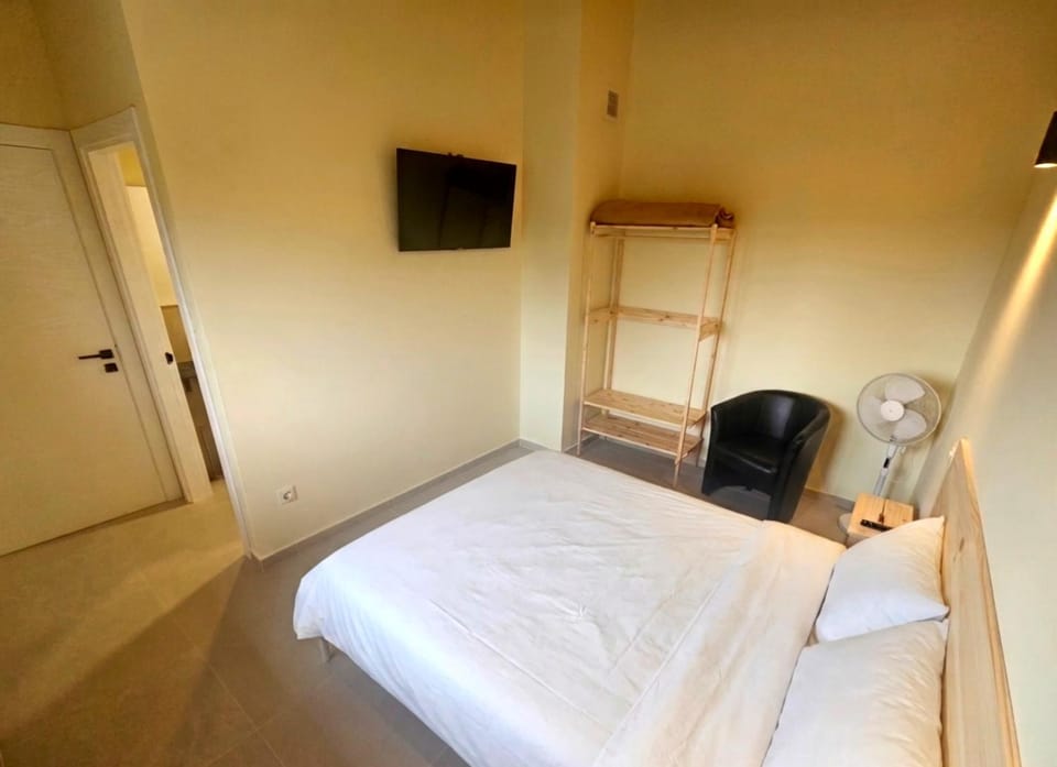 Bed, TV and multimedia, Photo of the whole room, wardrobe