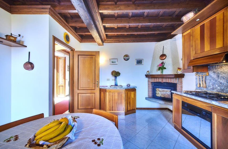 Spring, Summer, Kitchen or kitchenette, Photo of the whole room, pet friendly, stove