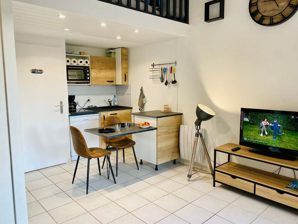 Kitchen or kitchenette, stove, kitchen