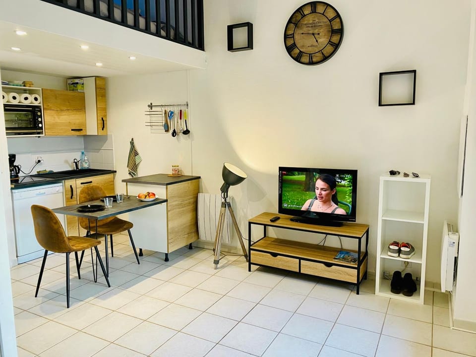 Kitchen or kitchenette, Living room, stove, kitchen