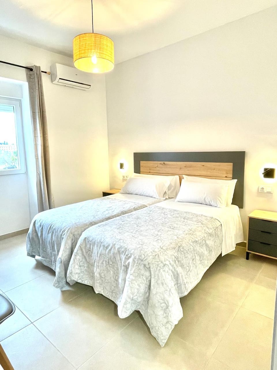 Bed, Photo of the whole room, Bedroom, air conditioner