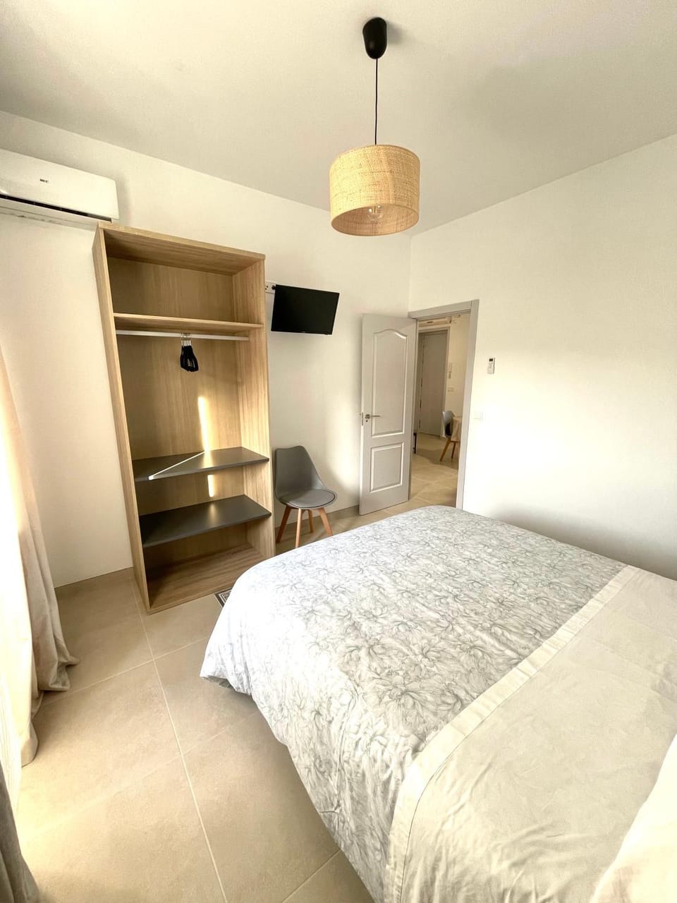 Bed, TV and multimedia, Photo of the whole room, Bedroom, wardrobe