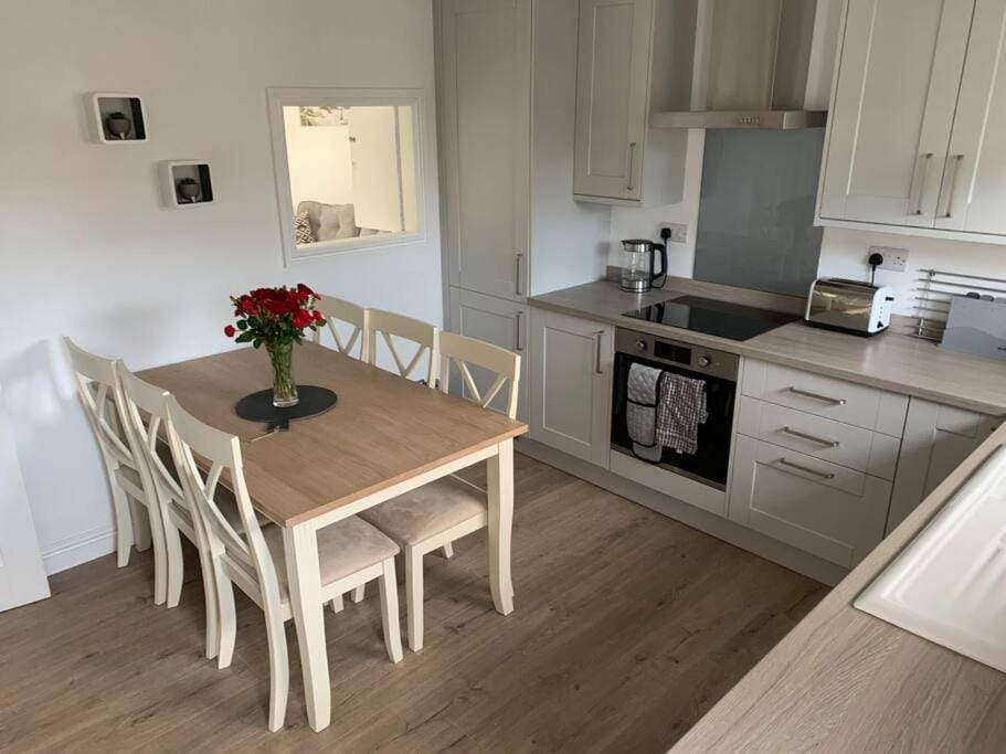 Kitchen or kitchenette, Dining area, oven, pet friendly, toaster