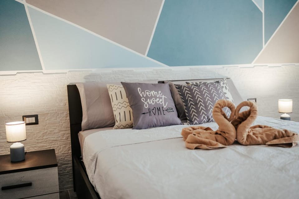Bed, Photo of the whole room, Bedroom, towels