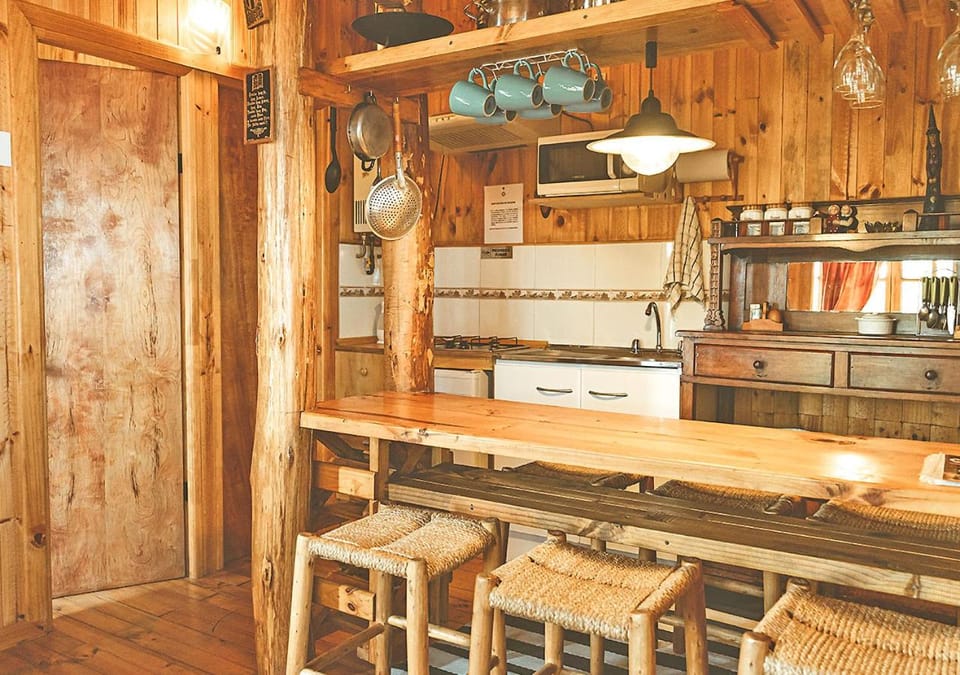Coffee/tea facilities, Kitchen or kitchenette, Dining area, stove
