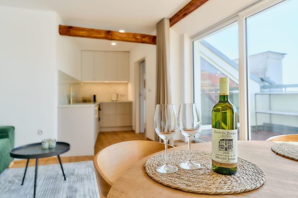 Kitchen or kitchenette, Seating area, Dining area, Alcoholic drinks