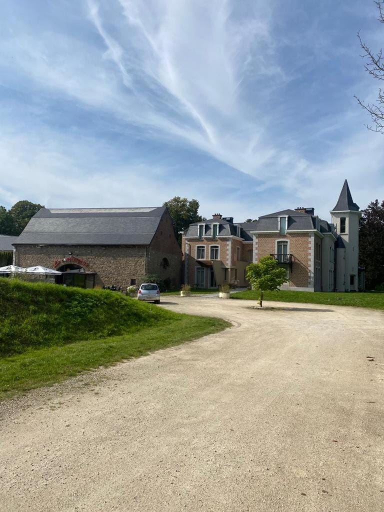 La chambre et le studio du château du golf de Bernalmont Bed and Breakfast in Liège