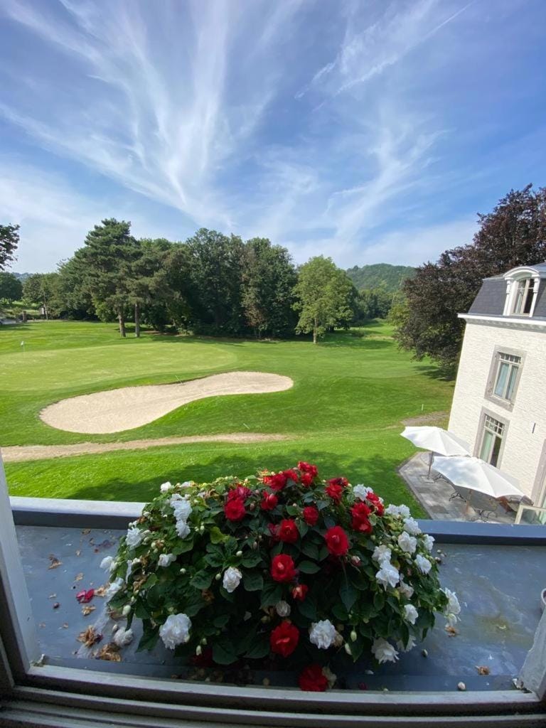La chambre et le studio du château du golf de Bernalmont Bed and Breakfast in Liège