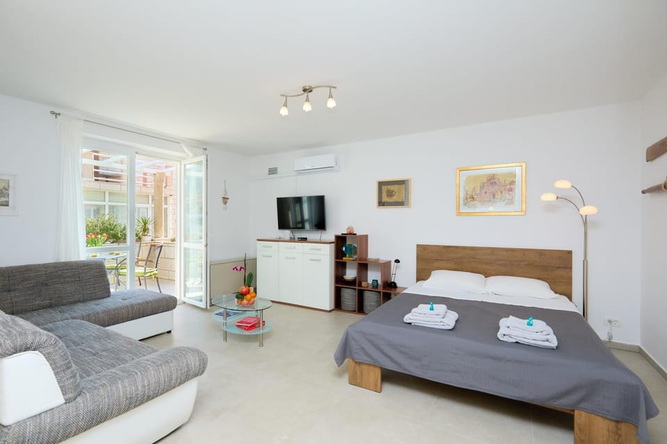 Bed, TV and multimedia, Living room, air conditioner