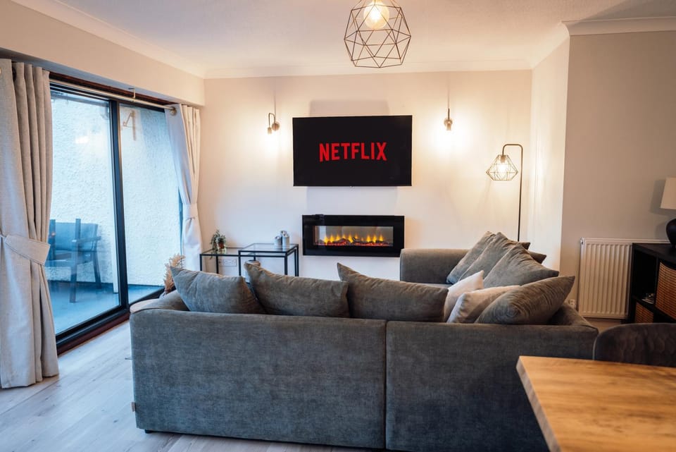 TV and multimedia, Living room, Seating area, Evening entertainment