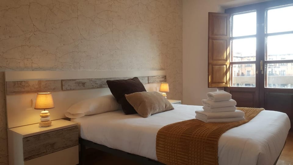 Bed, Bedroom, towels