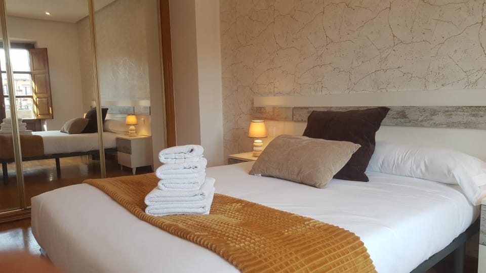 Bed, Bedroom, towels