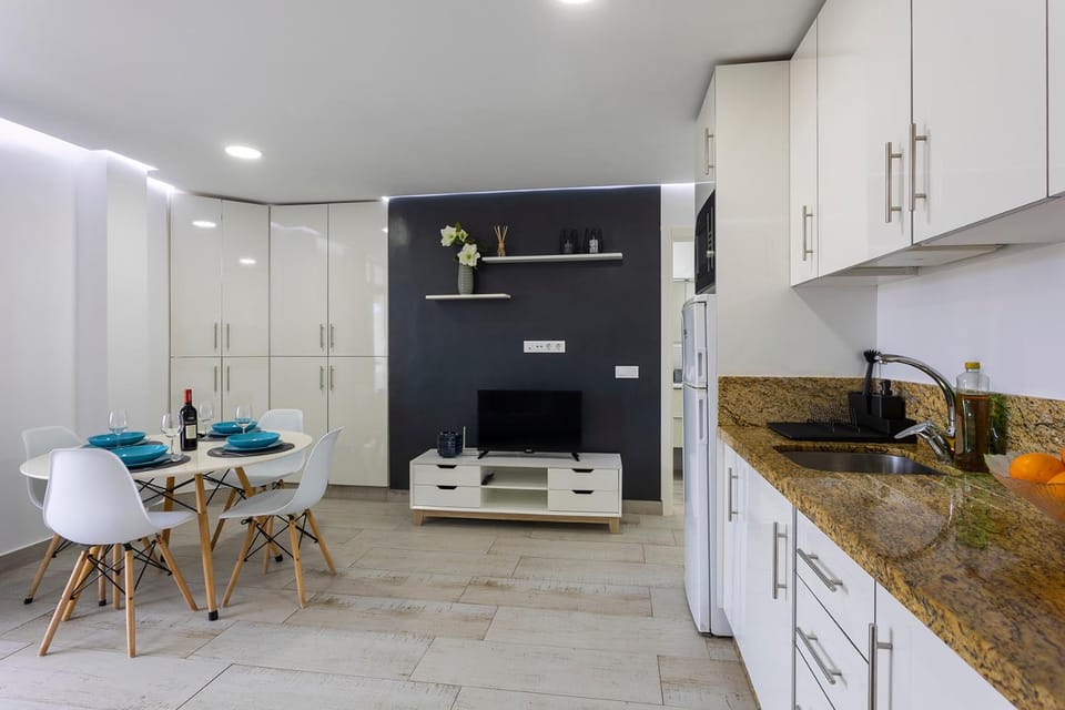 TV and multimedia, Kitchen or kitchenette, Dining area, furniture, pet friendly, stove