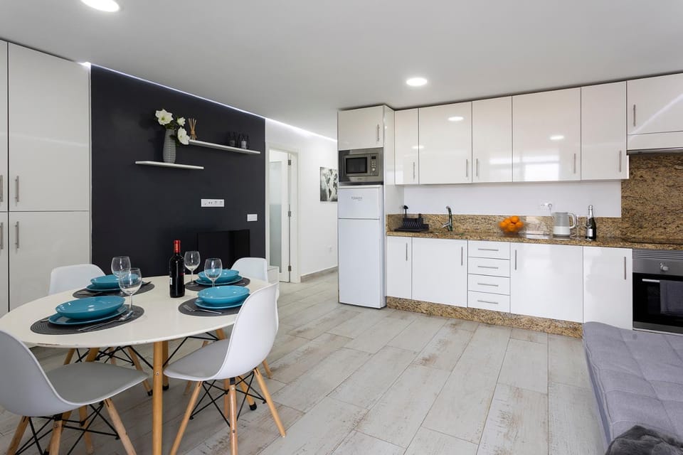 Kitchen or kitchenette, Dining area, pet friendly, stove, washing machine