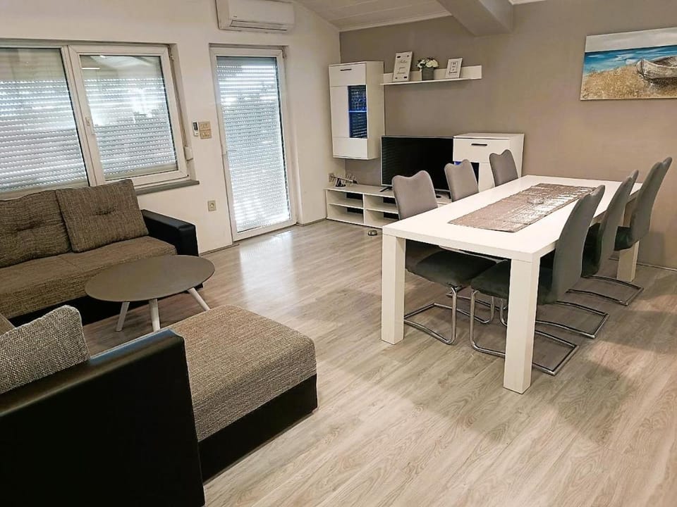 TV and multimedia, Living room, Seating area, Dining area, air conditioner