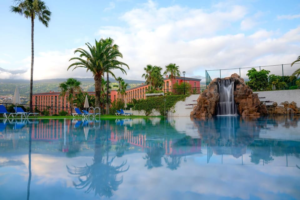 Garden, View (from property/room), Swimming pool