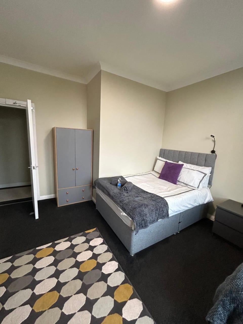 Spacious one bedroom flat, entire property. Apartment in Greenock
