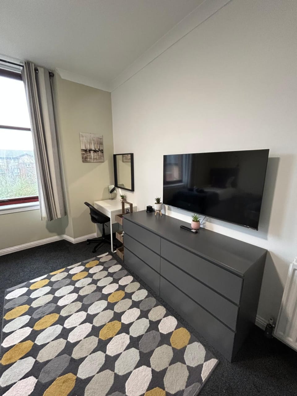 Spacious one bedroom flat, entire property. Apartment in Greenock