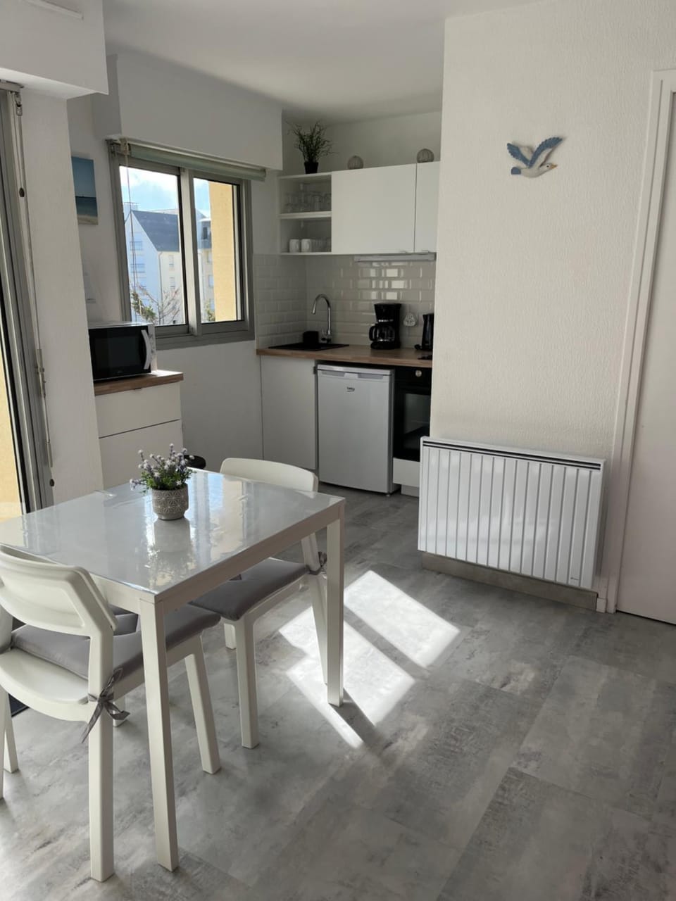 Kitchen or kitchenette, Dining area, minibar