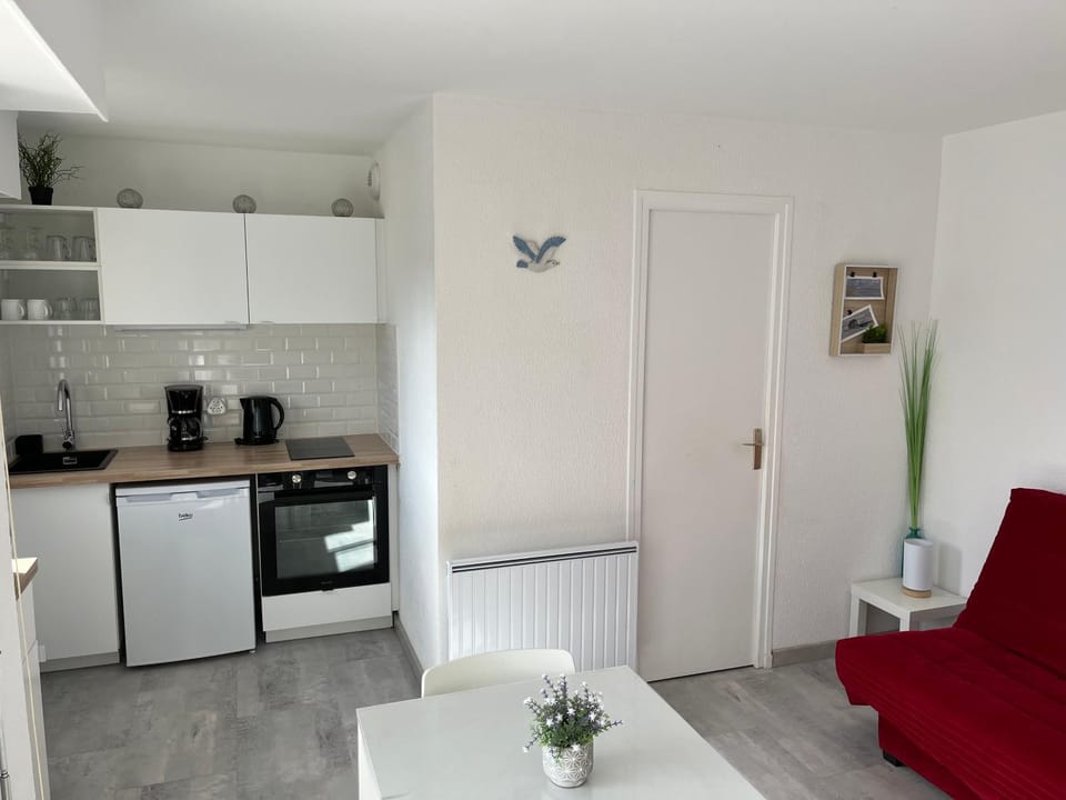 Coffee/tea facilities, Kitchen or kitchenette, Dining area